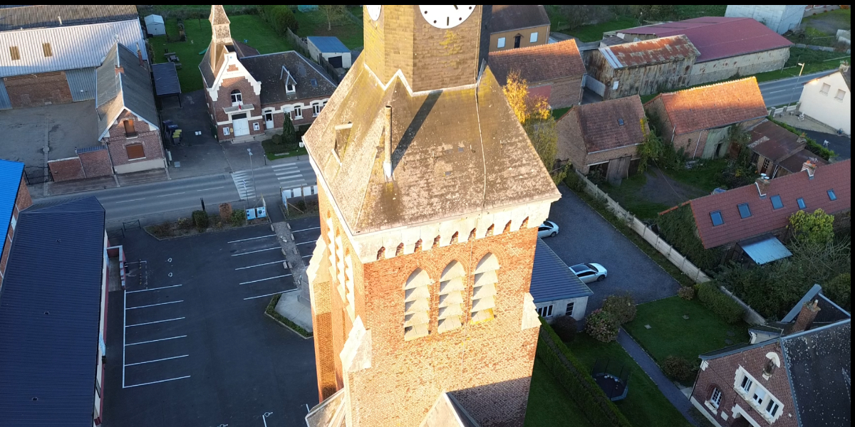 La place Abbé Pierre QUESTE et l’église St NICOLAS